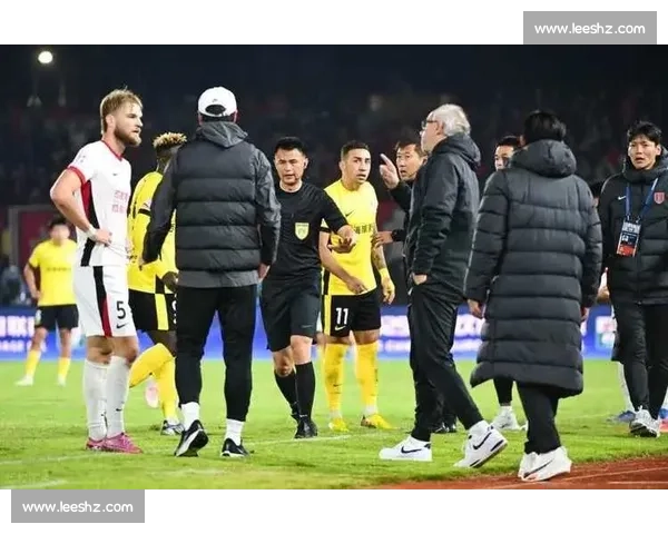 补时失控!蓉城爆铲引冲突,超时绝平再掀混战